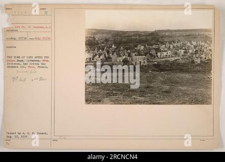 Soldaten des 101. Infanterie-Regiments, 26. Division, in Vaux, Frankreich, nach erfolgreichem Verdrängen der deutschen Streitkräfte. Dieses Foto wurde am 27. Juli 1918 von 1. Class C. Jackson, S.C. aufgenommen Einige Mitglieder der 9. Infanterie können vorbeikommen sehen. Herausgegeben von der A.E.P. Zensor am 13. August 1918. Stockfoto