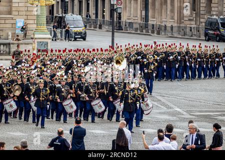 1. Und 2. Infanterie-Regiment der Republic Guard, das auf der Place de Concorde eintraf, um dem Präsidenten der Republik Emmanuel Macron die Ehre zu erweisen. An der Zeremonie und der jährlichen Parade am 14. Juli, die den französischen Nationalfeiertag, den Bastille-Tag, auf den Champs Elysées und dem Place de la Concorde in Paris feiert, nahm der indische Premierminister Narendra Modi Teil. Dieses Jahr findet die Feier zu einer Zeit großer Proteste und sozialer Spannungen nach dem Tod eines jungen Mannes statt, der von der Polizei erschossen wurde. (Foto: Telmo Pinto/SOPA Images/Sipa USA) Stockfoto