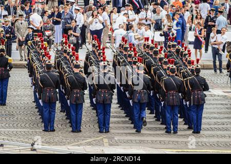 1. Und 2. Infanterie-Regiment der Republik Garde gesehen am Place de Concorde, um dem Präsidenten der Republik Emmanuel Macron die Ehre zu erweisen. An der Zeremonie und der jährlichen Parade am 14. Juli, die den französischen Nationalfeiertag, den Bastille-Tag, auf den Champs Elysées und dem Place de la Concorde in Paris feiert, nahm der indische Premierminister Narendra Modi Teil. Dieses Jahr findet die Feier zu einer Zeit großer Proteste und sozialer Spannungen nach dem Tod eines jungen Mannes statt, der von der Polizei erschossen wurde. (Foto: Telmo Pinto/SOPA Images/Sipa USA) Stockfoto