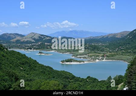 Blick auf den Matessee in den Bergen der Provinz Caserta, Italien. Stockfoto