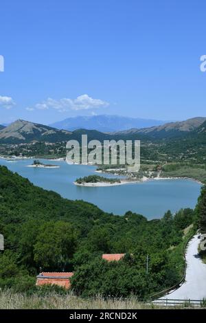 Blick auf den Matessee in den Bergen der Provinz Caserta, Italien. Stockfoto