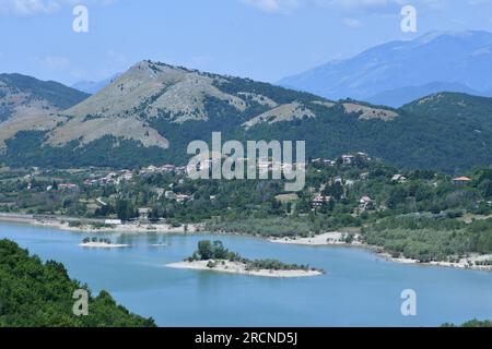 Blick auf den Matessee in den Bergen der Provinz Caserta, Italien. Stockfoto