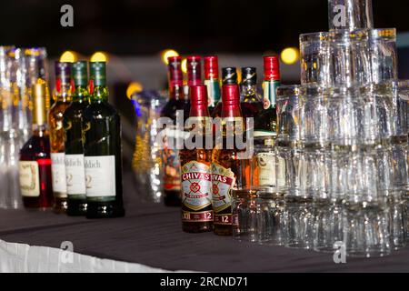 13.05.2023 , Gaborone, Botswana, Flaschen Chivas Regal und anderer Whiskey, Brillenturm auf einem Tisch bei einer Veranstaltung. Stockfoto