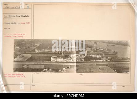 US-Soldaten versammeln sich bei der U.S.S. Leviathan in Hoboken, New Jersey während des Ersten Weltkriegs. Lieutenant William Fox vom Signalkorps hat dieses Foto am 3. August 1918 aufgenommen, mit den Fotonummern 15628 und 15629. Dieses Bild ist mit „nicht zur Veröffentlichung, nur zur offiziellen Verwendung“ gekennzeichnet. Stockfoto