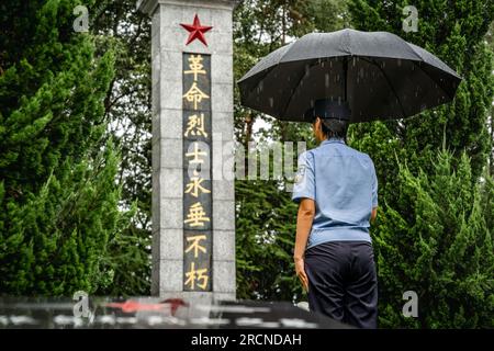 (230716) -- MANGSHI, 16. Juli 2023 (Xinhua) -- Yin Mingyan trauert ihren älteren Bruder Yin Mingzhi auf einem Märtyrerfriedhof in Longchuan County, südwestlich Chinas Provinz Yunnan, 12. Juli 2023. Yin Mingyan ist stellvertretende Leiterin eines Strafverfolgungsteams, das einem Grenzschutzbüro in Dehong Dai und der autonomen Präfektur Jingpo in der Provinz Yunnan im Südwesten Chinas untersteht.als sie 1997 noch auf der Highschool war, verlor sie ihren Bruder Yin Mingzhi, Ein Drogenbekämpfungsbeamter, der bei der Festnahme von Drogenhändlern schwer verletzt und getötet wurde. Sie kam nach ihrem Abschluss im Jahr 1998 und bald im dezember zum Militär Stockfoto