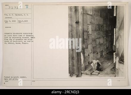 Dynamitlager mit mindestens drei Tonnen Dynamit, hinterlassen von den Deutschen. Foto vom Gipfel des Berges, zwei Meilen südlich von Heudicourt, auf der Straße nach St. Mihiel, Maas, Frankreich. Pvt. J. S. Campbell, S.C., hat das Bild am 5. November 1918 aufgenommen. Herausgegeben von A.E.P. Zensor. Stockfoto