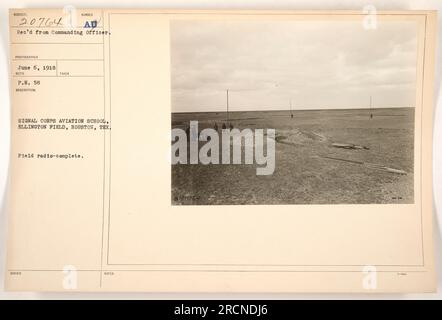 Soldaten der Signal Corps Aviation School in Ellington Field, Houston, Texas, empfangen Funkgeräte während des Ersten Weltkriegs. Das Foto wurde am 6. Juni 1918 aufgenommen und war Teil der Sammlung, die der befehlshabende Offizier erhalten hat. Stockfoto