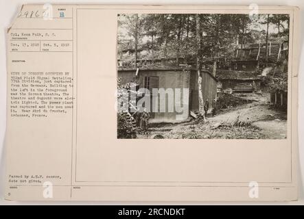 Keen Polk hat dieses Foto am 5. Oktober 1918 in Abri du Cruchet in der Region Ardennen in Frankreich gemacht. Das Bild zeigt Dugouts, die kürzlich von den Deutschen vom 302. Feldsignalbataillon der 77. Division gefangen genommen wurden. Das Gebäude auf der linken Seite ist ein deutsches Theater mit elektrischer Beleuchtung. Das Kraftwerk wurde auch von den Soldaten gefangen genommen und genutzt. Stockfoto