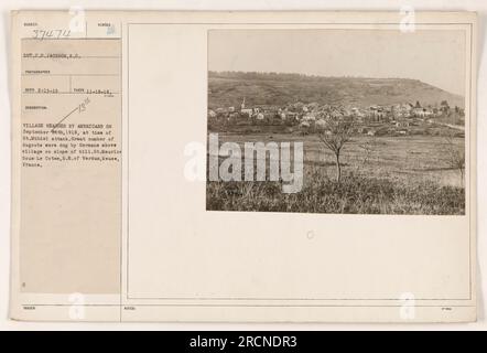 Sergeant C.H. Jackson und seine Gefährten untersuchen die Folgen des St. Mihiel-Angriff am 26. September 1918. Das Foto zeigt ein Dorf, anscheinend St. Maurice Sous Le Cotes, 5 km östlich von Verdun in Frankreich. Viele Dugouts wurden von deutschen Streitkräften auf dem Hügel über dem Dorf gebaut. Stockfoto