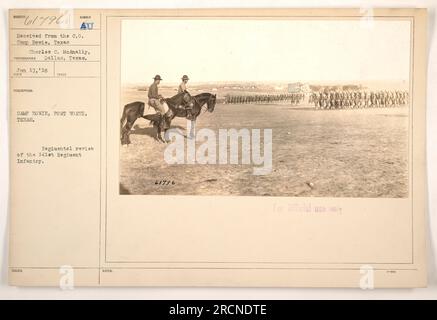 Regimentprüfung der 141. Regiment-Infanterie in Camp Bowie, Fort Worth, Texas. Foto von Charles C. McAnally, einem Fotografen aus Dallas, Texas. Das Bild wurde am 17. Juni 1918 aufgenommen. Dieses Foto hat die offizielle Beschreibungsnummer AU HAT CAMP BOWIE, PORT WORTH, TEXAS EINGENOMMEN und wurde nur zur offiziellen Verwendung herausgegeben. Stockfoto