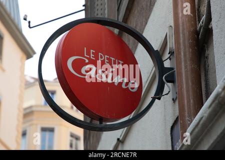 Bordeaux , Aquitaine France - 06 21 2023 : Le Petit Casino Logo Marke und Textschild Ladenfront des französischen Einzelhandelsgeschäfts Supermarkt im Stadtzentrum Stockfoto