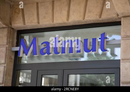 Bordeaux , Aquitaine France - 07 15 2023 : Matmut Logo Markenkette und Textschild Vorderwand Fassade Bürogebäude Eingang Stockfoto