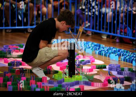 San Jose, Kalifornien, USA. 15. Juli 2023. Dutzende von Dominobeobachtern versammelten sich am Samstag in der Lobby des Tech Interactive in San Jose, um dem Team Reactica beim Sturz ihrer Domino- und kinetischen Maschinenstadt Topple Town zuzusehen. (Kreditbild: © Neal Waters/ZUMA Press Wire) NUR REDAKTIONELLE VERWENDUNG! Nicht für den kommerziellen GEBRAUCH! Stockfoto