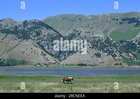 Blick auf den Matessee in den Bergen der Provinz Caserta, Italien. Stockfoto