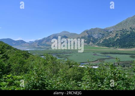 Blick auf den Matessee in den Bergen der Provinz Caserta, Italien. Stockfoto