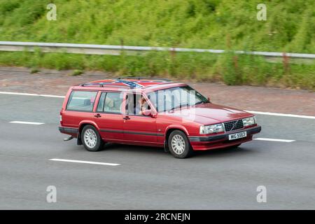 1997 90s Individualfahrzeug „General Jackson“ Volvo 940 Celebration LPT 135 Red Car Estate Benzinmotor 2316 cm3 mit hoher Geschwindigkeit auf der Autobahn M6 in Greater Manchester, Großbritannien Stockfoto