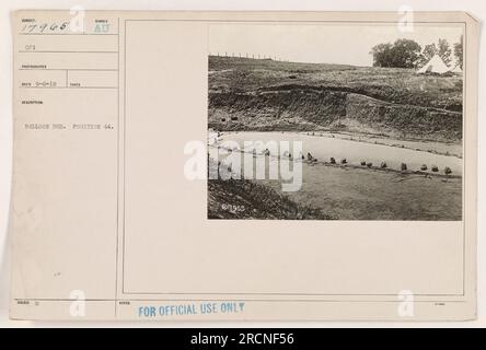 Soldaten bereiten ein Ballonbett in Position 44 während des Ersten Weltkriegs vor. Dieses Bild wurde am 6. September 1918 von einem Umweltfotografen aufgenommen. Das Foto ist mit 17965 gekennzeichnet und wurde von der CPI nur für den offiziellen Gebrauch im Jahr 1965 herausgegeben. Stockfoto