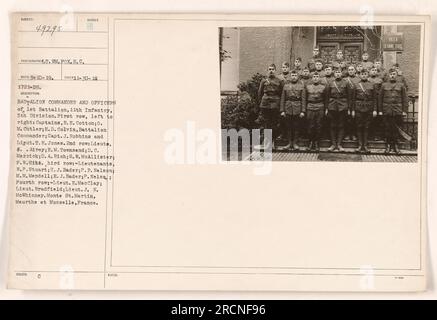 Bataillonskommandeur und Offiziere des 1. Bataillons, 11. Infanterie, 5. Division, stehen für ein Foto. Erste Reihe, von links nach rechts: Captains R. E. Cotton, O. M. Cutler, E. D. Colvin (Bataillonskommandeur), Capt. J. Robbins und Ligut. T. E. Jones. Zweite Reihe: Lieute. 8. Airey, E. M. Townsend, D. C. Merrick, D. A. Rich, S. W. McAllister, F. W. Hite. Dritte Reihe: Leutenants W. P. Stuart, H. J. Bader, P. P. Nelson, M. M. Mendel1, E. J. Bader, P. Nelsa. Vierte Reihe: Lieut. E.Macclay, Lieut. Bradfield, Lieut. J. W. McWhinney. Aufgenommen in der Monte Street Martin, Meurthe et Moselle, Frankreich." Stockfoto