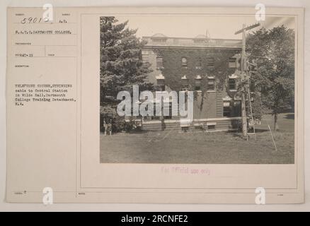 Soldaten der Dartmouth College Training Einheit in Hannover, New Hampshire, werden dabei gesehen, wie sie Kabel für einen Telefonkurs zum Hauptbahnhof in Wilde Hall schlingen. Dieses Foto, das als SUBIECT 59012 bezeichnet und vom Fotografen S.A.T. C. Dartmouth College aufgenommen wurde, zeigt militärische Aktivitäten während des Ersten Weltkriegs. Stockfoto