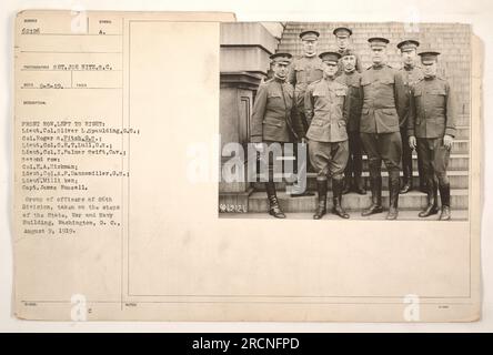 Gruppenfoto von Offizieren der 86. Division, aufgenommen auf den Stufen des State, war and Navy Building in Washington, D.C. In der ersten Reihe, von links nach rechts: Lieut. Oberst Oliver L. Spaulding, Oberst Roger S. Fitch, Lieut. Oberst C.E.T. Lull und Lieut. Oberst I.. Palmer Swift. In der zweiten Reihe von links nach rechts: Oberst E.A. Hickman, Lieut. Oberst A.F. Dannemiller, Lieut. Donald L. Milliken und Captain James Russell. Das Foto wurde am 9. August 1919 von dem Fotografen Sgt. Job Hitz, S.C. aufgenommen (Quelle: Fotos der amerikanischen Militäraktionen während des Ersten Weltkriegs) Stockfoto