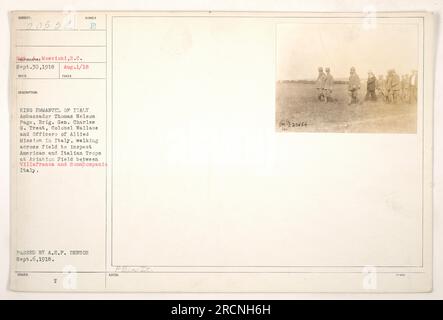 Botschafter Thomas Nelson Page, Brig. General Charles G. Treat, Colonel Wallace und Offiziere der Alliierten Mission in Italien inspizieren amerikanische und italienische Truppen auf einem Flugplatz zwischen Villafranca und Summèompania, Italien. Das Bild zeigt, wie sie während des Ersten Weltkriegs über das Feld gingen. Stockfoto