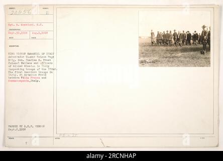 Sergeant A. Mosoioni. S.C., ein Soldat in den 332., die ersten amerikanischen Truppen in Italien, posiert für ein Foto mit Botschafter Thomas Nelson Page, König Victor Emmanuel von Italien, Brig. General Charles G. Treat und Colonel Wallace, zusammen mit anderen Offizieren der Alliierten Mission. Das Foto wurde am 1. August 1918 auf einem Flugfeld zwischen Villa Franca und Summa compania, Italien, aufgenommen. Am 6. September 1918 von der A.E.P. Zensur verabschiedet. Stockfoto