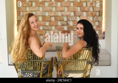 Ukrainische Frau (brünett) und Russin (blond) Porträt mit langen Haaren Stockfoto