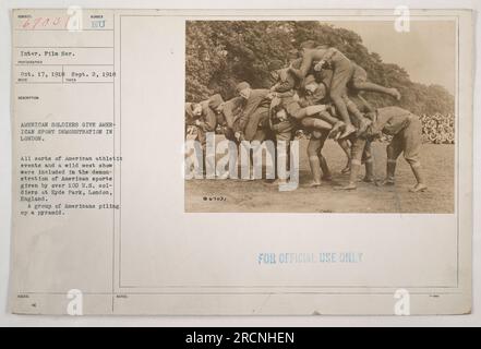 Amerikanische Soldaten, die an einer Sportdemonstration in London teilnehmen. Die Veranstaltung präsentierte verschiedene amerikanische Sportveranstaltungen und umfasste eine Wild-West-Show. Auf diesem Foto ist eine Gruppe von Soldaten zu sehen, die eine Pyramide bilden. Die Demonstration fand im Hyde Park statt und betraf über 100 US-Soldaten. Stockfoto