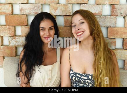 Ukrainische Frau (brünett) und Russin (blond) Porträt mit langen Haaren Stockfoto