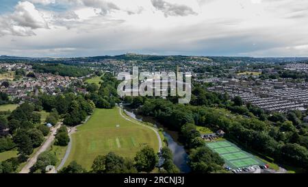 DefaSaltaire, Bradford, West Yorkshire, UK, 15 03 2023. Blick aus der Vogelperspektive auf die Salz Mill, die zum UNESCO-Weltkulturerbe gehört, und die Umgebung von Saltaire und Shipley, West Stockfoto