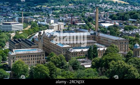 DefaSaltaire, Bradford, West Yorkshire, UK, 15 03 2023. Blick aus der Vogelperspektive auf die Salz Mill, die zum UNESCO-Weltkulturerbe gehört, und die Umgebung von Saltaire und Shipley, West Stockfoto