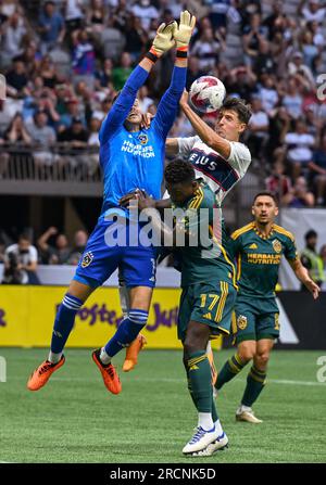 Vancouver, Kanada. 15. Juli 2023. DER TORWART von LA Galaxy, Jonathan Bond (L), rettet den Ball während des regulären MLS-Saisonspiels zwischen dem Vancouver Whitecaps FC und LA Galaxy in Vancouver, Kanada, am 15. Juli 2023. Kredit: Andrew Soong/Xinhua/Alamy Live News Stockfoto