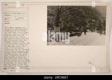 Männer der 28. Infanterie, 1. Division, gesehen an einem Beobachtungsposten mit einem herrlichen Blick auf die "Dead Line" in der Brückenkopfzone. Das Foto zeigt die Ruinen der ursprünglichen Burg Molsberg, erbaut im 11. Jahrhundert, die einst Sitz einer noblen alten Rasse war. In der Umgebung befinden sich die Dörfer Elz, Niederbreehen und Niedersellers. Die Herrschaft Molsbergs ging 1657 an die Grafen Walderdorffs über. (Quelle: Fotos amerikanischer Militäraktivitäten während des Ersten Weltkriegs, Betreff: 51695 Sgt.lel. J.A.Marshall, &c. Fotograf: 4-14-19 Recid: 913-19 Beschreibung: Numb Stockfoto