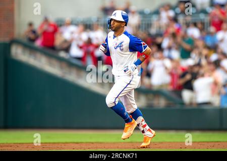 Atlanta Braves hat den Baseballspieler Eddie Rosario (8) nach einem Solo-Heimlauf im dritten Inning während eines regulären MLB-Saisonspiels auf den Baseballplätzen besiegt Stockfoto