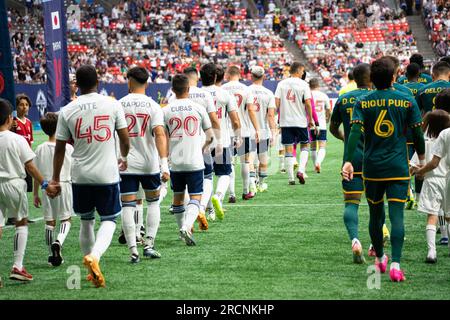 Vancouver, Kanada. 15. Juli 2023. Vancouver, British Columbia, Kanada, Juli 15. 2023: Spieler des Vancouver Whitecaps FC und LA Galaxy treten vor dem großen Fußballspiel der Vancouver Whitecaps FC und LA Galaxy im BC Place Stadium in Vancouver, British Columbia, Kanada auf das Spielfeld ein (NUR REDAKTIONELLE VERWENDUNG). (Amy Elle/SPP) Guthaben: SPP Sport Press Photo. Alamy Live News Stockfoto