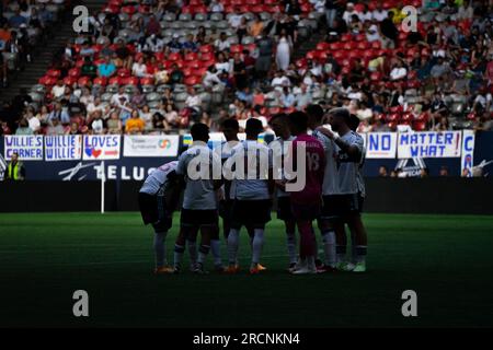 Vancouver, Kanada. 15. Juli 2023. Vancouver, British Columbia, Kanada, Juli 15. 2023: Die Spieler des Vancouver Whitecaps FC treffen sich, bevor die zweite Halbzeit beim Major League Soccer Match zwischen dem Vancouver Whitecaps FC und LA Galaxy im BC Place Stadium in Vancouver, British Columbia, Kanada beginnt (NUR REDAKTIONELLE VERWENDUNG). (Amy Elle/SPP) Guthaben: SPP Sport Press Photo. Alamy Live News Stockfoto