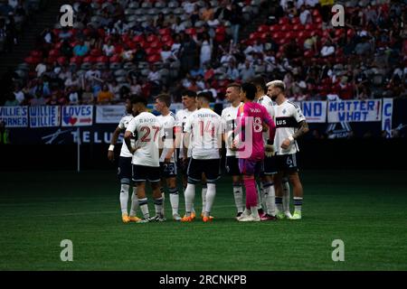 Vancouver, Kanada. 15. Juli 2023. Vancouver, British Columbia, Kanada, Juli 15. 2023: Die Spieler des Vancouver Whitecaps FC treffen sich, bevor die zweite Halbzeit beim Major League Soccer Match zwischen dem Vancouver Whitecaps FC und LA Galaxy im BC Place Stadium in Vancouver, British Columbia, Kanada beginnt (NUR REDAKTIONELLE VERWENDUNG). (Amy Elle/SPP) Guthaben: SPP Sport Press Photo. Alamy Live News Stockfoto