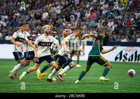 Vancouver, Kanada. 15. Juli 2023. Vancouver, British Columbia, Kanada, Juli 15. 2023: Die Spieler des Vancouver Whitecaps FC laufen nach dem Ball während des Major League Soccer-Spiels zwischen dem Vancouver Whitecaps FC und LA Galaxy im BC Place Stadium in Vancouver, British Columbia, Kanada (NUR REDAKTIONELLE VERWENDUNG). (Amy Elle/SPP) Guthaben: SPP Sport Press Photo. Alamy Live News Stockfoto