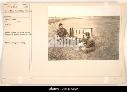 Soldaten der Signal Corps Aviation School am Ellington Field in Houston, Texas, werden mit einem Feldfunkgerät für den Empfang von Nachrichten fotografiert. Das Foto wurde am 6. Juni 1918 aufgenommen. Stockfoto