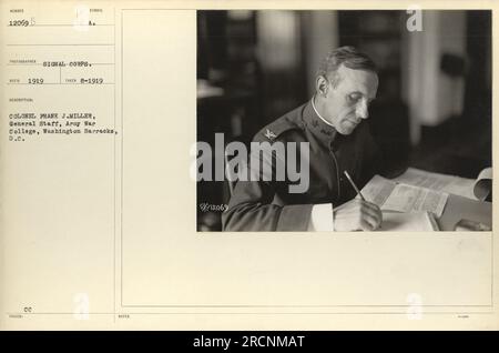 Soldaten in einer militärischen Trainingseinrichtung nehmen an organisierten körperlichen Übungen Teil. Stockfoto