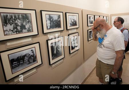 Vancouver, Kanada. 15. Juli 2023. Während des Chinatown Festivals 21. in Vancouver, British Columbia, Kanada, am 15. Juli 2023 sehen sich einige historische Fotos von Chinatown an. Die zweitägige Familienveranstaltung begann hier am Samstag. Kredit: Liang Sen/Xinhua/Alamy Live News Stockfoto