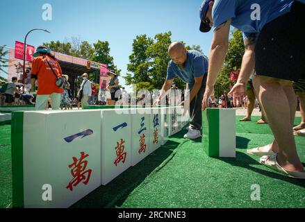 Vancouver, Kanada. 15. Juli 2023. Beim Chinatown Festival 21. in Vancouver, British Columbia, Kanada, am 15. Juli 2023 spielen Menschen mit riesigen Mahjong-Fliesen. Die zweitägige Familienveranstaltung begann hier am Samstag. Kredit: Liang Sen/Xinhua/Alamy Live News Stockfoto