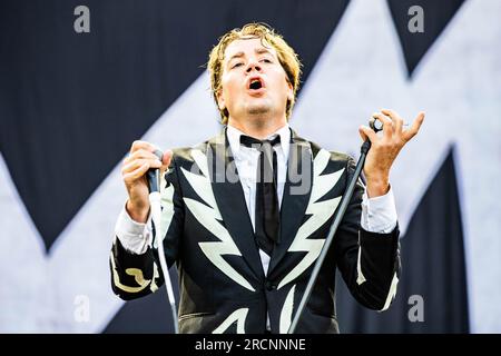 Mailand, Italien. 15. Juli 2023. Die schwedische Band THE HIVES tritt während des I-Days Milano Coca-Cola Festivals live auf der Bühne des Ippodromo SNAI La Maura auf. Kredit: Rodolfo Sassano/Alamy Live News Stockfoto