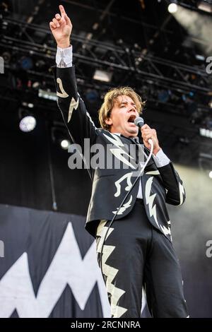 Mailand, Italien. 15. Juli 2023. Die schwedische Band THE HIVES tritt während des I-Days Milano Coca-Cola Festivals live auf der Bühne des Ippodromo SNAI La Maura auf. Kredit: Rodolfo Sassano/Alamy Live News Stockfoto