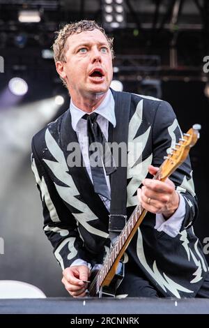 Mailand, Italien. 15. Juli 2023. Die schwedische Band THE HIVES tritt während des I-Days Milano Coca-Cola Festivals live auf der Bühne des Ippodromo SNAI La Maura auf. Kredit: Rodolfo Sassano/Alamy Live News Stockfoto