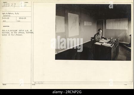 Sergeant G. Ryden vom Signalkorps wurde am 12. März 1919 im Büro von Colonel O.G. fotografiert Collins, The Depot Q.M. bei Gievres, Loire et Cher, Frankreich. Das Bild wurde vom PE aufgenommen. Nach. Co Die Details des Fotos wurden in einem am 3. 12. 19 eingegangenen Protokoll beschrieben. Anmerkung 3920: Stockfoto