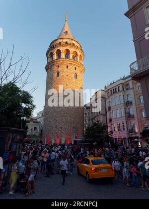 Galatenturm in einer Sommernacht in Istanbul, Türkei Stockfoto