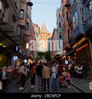 Galatenturm in einer Sommernacht in Istanbul, Türkei Stockfoto