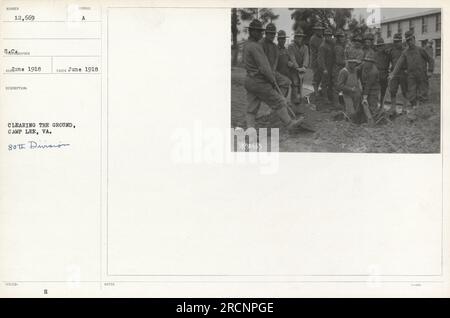 Soldaten der 80. Division räumen im Juni 1918 den Boden in Camp Lee, Virginia. Das Foto mit der Referenznummer 111-SC-12669 zeigt aktive militärische Aktivitäten während des Ersten Weltkriegs. Stockfoto