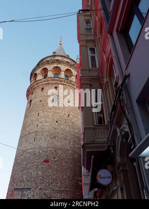 Galatenturm in einer Sommernacht in Istanbul, Türkei Stockfoto